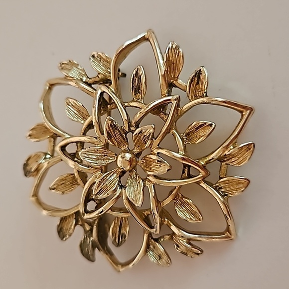 SARAH COVENTRY Goldtine Filagree Open Flower Brooch - Picture 1 of 6